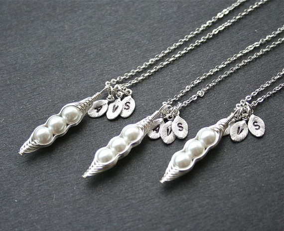 زفاف - Pea pod necklace, Set of 3, Personalized initial Necklace, Peas in a Pod, Bridesmaids gifts, Wedding Jewelry, Monogram, Sterling silver