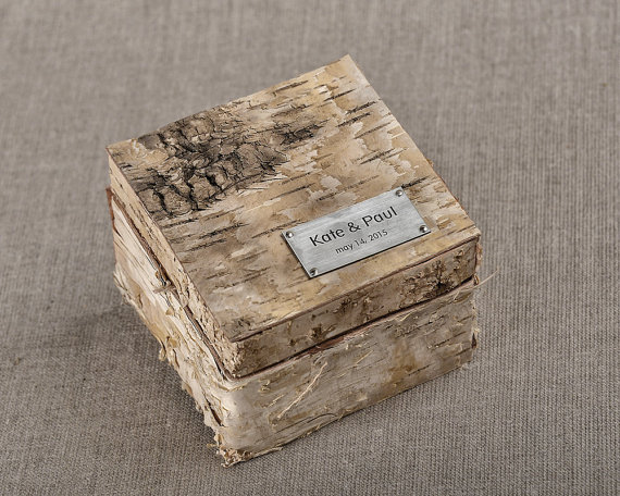 Mariage - Birch Bark Wood Wedding Ring Bearer Box, Rustic Wooden Ring Box ,  Engraved  Bride and groom names