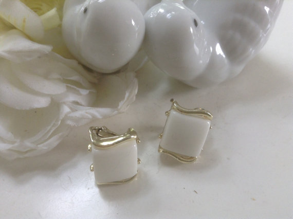 Wedding - CORO White Thermostat Earrings Clip Ons 1960s Retro Costume Jewelry Bridal Lucite Goldtone Summer Mod Mother's Day Gift Wedding Accessory