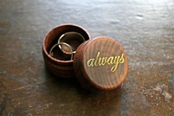 Mariage - Wedding ring box.  Tiny ring box, ring bearer accessory, ring warming.  Rustic round pine ring box with "always" design in gold.