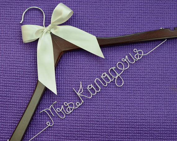 Свадьба - Single Line Wire Name Hanger, Custom Wedding Hanger, Personalized Bridal Hanger, Bridesmaids Name Hanger