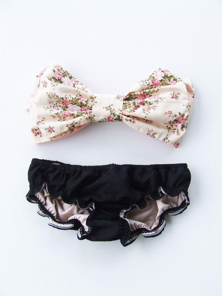 Свадьба - Vintage Bow Bandeau Sunsuit Bikini Style.DiVa Halter Neck. Cottage Garden Floral And Black Ruffle Panties For Sunbathing. Sexy And Cute