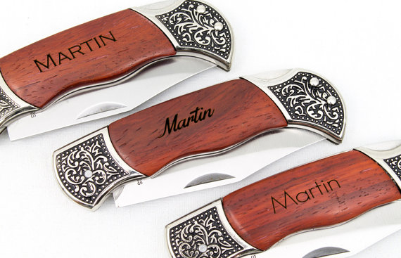 Свадьба - Pocket Knife, Groomsmen Gift, Personalized Pocket Knives, Custom Engraved, Wood Handle Knife, Personalized Wedding Favor, Wedding Party Gift