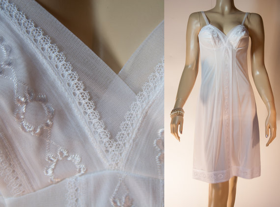زفاف - Adorable silky soft semi-sheer ivory white nylon and feature embroidered lace detail late 1950's vintage full slip petticoat - 2845