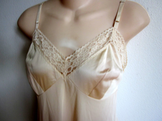 زفاف - Vintage full Slip nude beige lace trim nightgown Vanity Fair sexy lingerie  38 bust