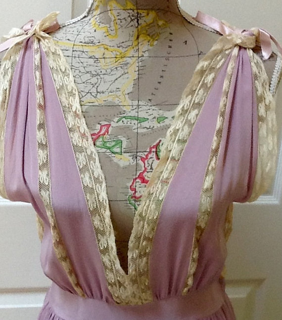 Hochzeit - Vintage Violet   Lace  Edged Lingerie Set /  ( SZ S to M ) Gown & Robe /  Mid Century / Lingerie  / Gown Set / Bridal Gown