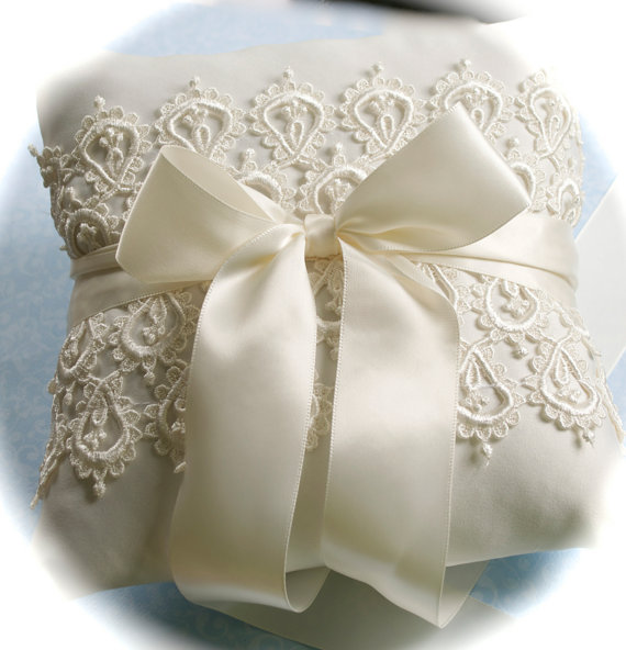 Hochzeit - Wedding Pillow, Ring Pillow, Ring Bearer Pillow, Heirloom Wedding Pillow, Bridal Pillow,