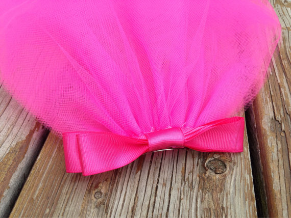 زفاف - Pink Bachelorette Party Veil Clip + bow to match Bachelorette Tutu