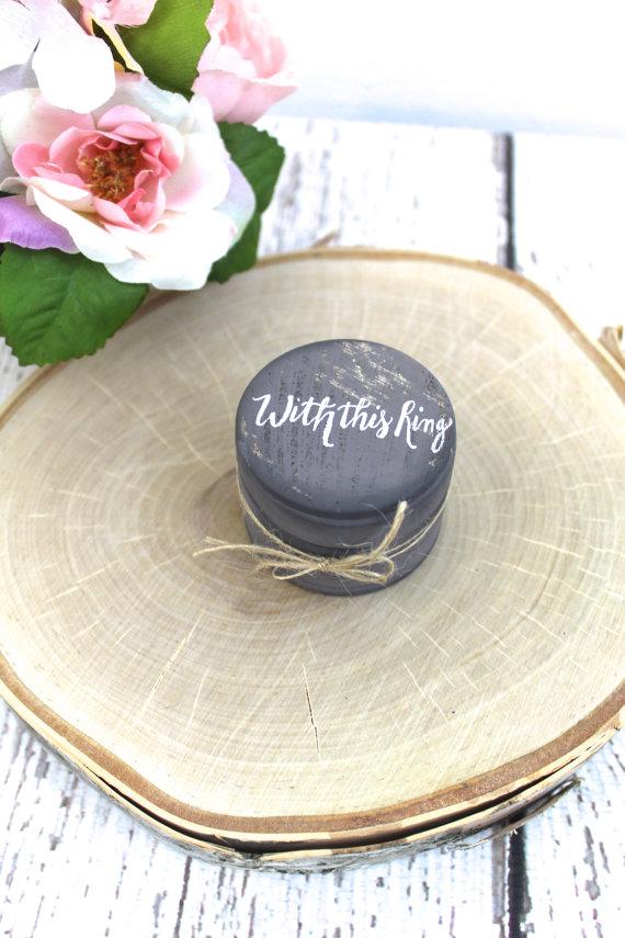 Mariage - Burlap Rustic Ring Bearer Pillow Box // "With this Ring" // Rustic Weddings