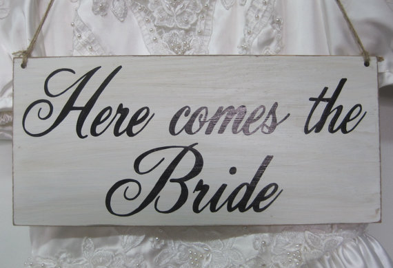 Hochzeit - Here Comes the Bride Sign wedding Ring Bearer Flower girl Rustic wedding sign Photo Prop Ceremony Basket Alternative here comes the bride