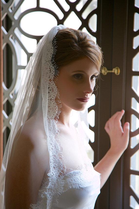 Hochzeit - Bridal Veil, Light ivory drop veil, lace edge wedding veil, chapel length veil, fingertip veil, waltz length wedding veil, eyelash lace