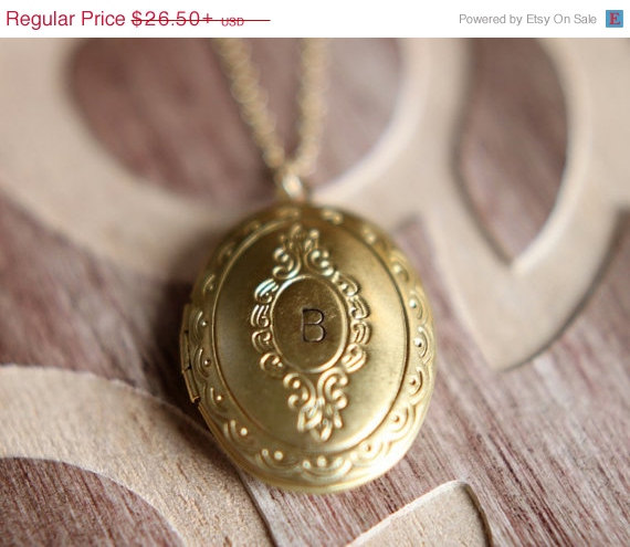 زفاف - SALE Personalized Locket Necklace, Gold Plated Brass Initial Locket Necklace, Vintage Oval Locket Pendant, Personalized Jewelry, Bridesmaid