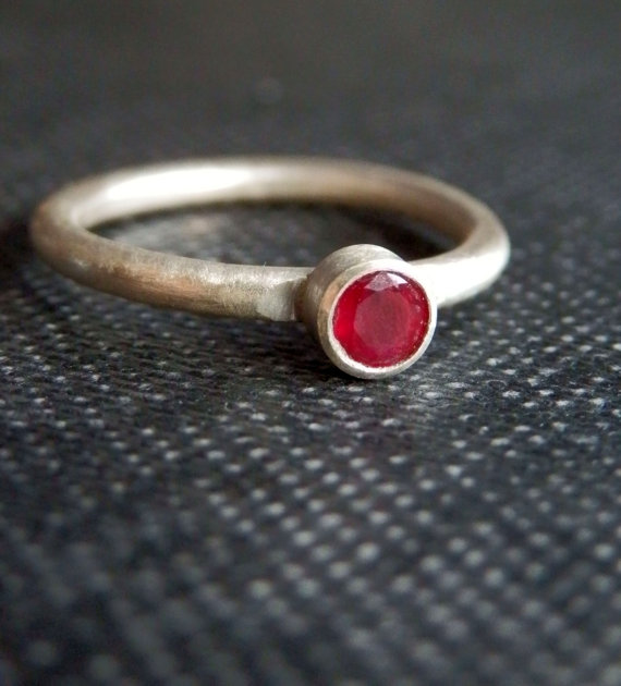 Mariage - Dainty ruby ring / made to order ruby ring / ruby stacking ring / July birthstone jewelry / natural ruby ring / ruby engagement ring