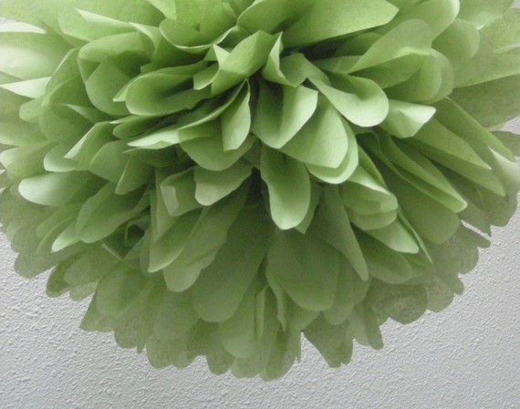 Hochzeit - GREEN TEA / 1 tissue paper pom pom / diy / wedding decorations / birthday party pom decorations / green decorations / aisle marker poms