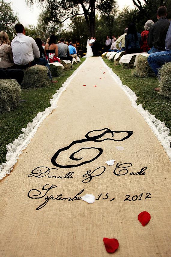 Свадьба - 50ft Lace Burlap Wedding Aisle Runner with Custom Monogram Initials w/ Non-Slip Backing- Natural Burlap-Rustic Wedding-County Wedding