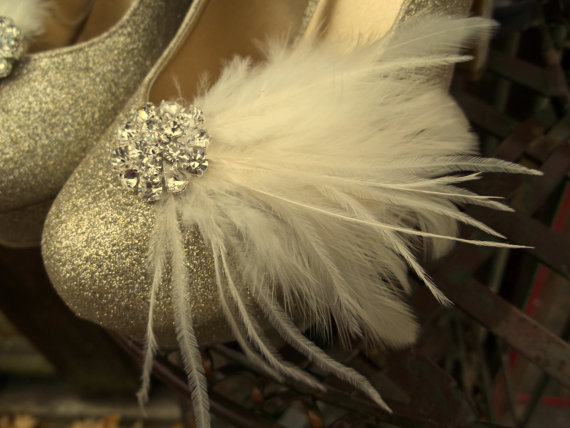 زفاف - Ivory Whimsical  Bridal Feathered Shoe Clips - set of 2 - Sparkling Crystal Rhinestone Accents -ivory wedding feather shoe clips