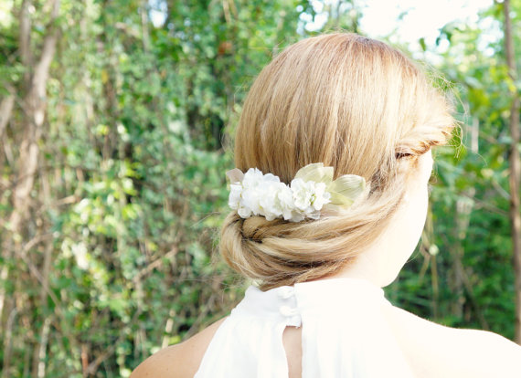Hochzeit - SALE - White flower comb, White floral hair comb, Bridal hair, Wedding hair, Floral headpiece, Whimsical hair comb, Floral bridal accessory