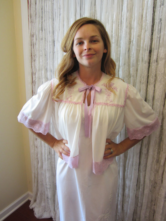 Mariage - Vintage Purple and White Bed Jacket Nylon Embroidered Vintage Lingerie