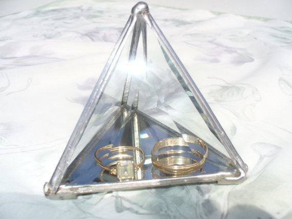 Свадьба - 3" Pyramid Box, Triangular Pyramid Box with Cut Bevel Glass and Mirror, Ring Bearer Box, Crystal Display.