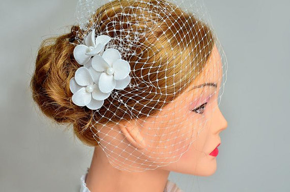 زفاف - Birdcage veil flower headpiece Bridal veil fascinator Flowers with veil Bridal headpiece Head piece  White fascinator Flower headpiece