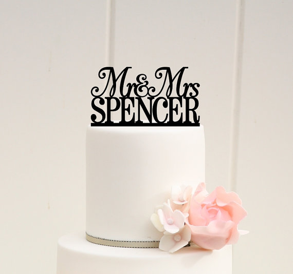 Свадьба - Personalized Mr and Mrs Wedding Cake Topper with YOUR Last Name