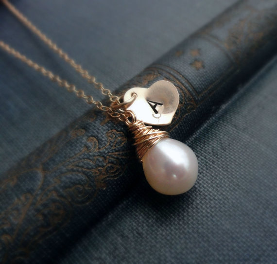 زفاف - set of NINE  pearl necklaces with initials, personalized bridesmaid gifts, gold initial necklaces, classic jewelry for weddings