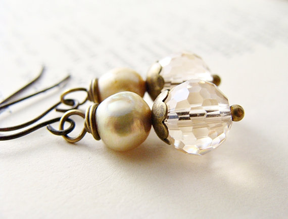 زفاف - Champagne Crystal .  Freshwater Pearl Earrings .  Antiqued Brass .  Vintage Inspired . Rustic Bridal Jewelry . Bridesmaid Jewelry .
