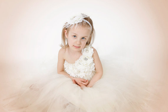 Hochzeit - Flower Girl Dress..First Communion.. Lined Sewn Tutu Dress.. Modern Flower child