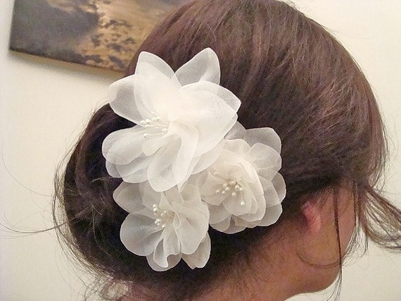 Свадьба - Silk Chiffon Bridal Hair Pins - Floral 3 Flowers Delicate Ivory White & Pearls Wedding Hair Accessory