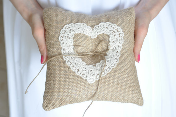 Mariage - Burlap Ring pillow Bearer Pillow Ring Cushion with Heart Lace Ring pillow 6.5'' Woodland / Rustic / Cottage style Weddings