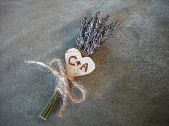 زفاف - Simple boutonneire of dried lavender with birch bark heart engraved with your initials.
