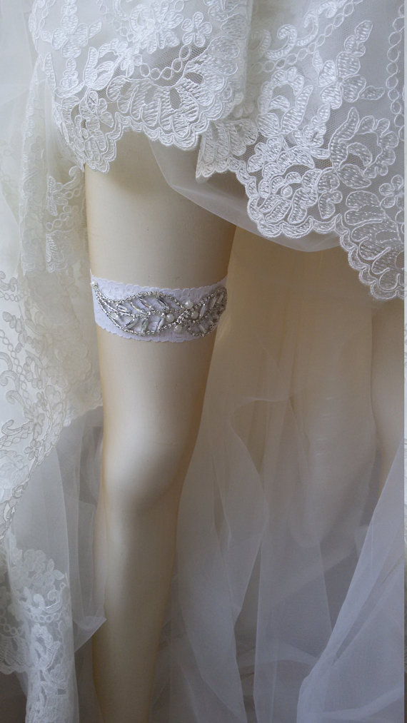 Mariage - Wedding Garter , Of white Lace Garter, Bridal Leg Garter,Rustic Wedding Garter, Bridal Accessory, Rhinestone Crystal Bridal Garter