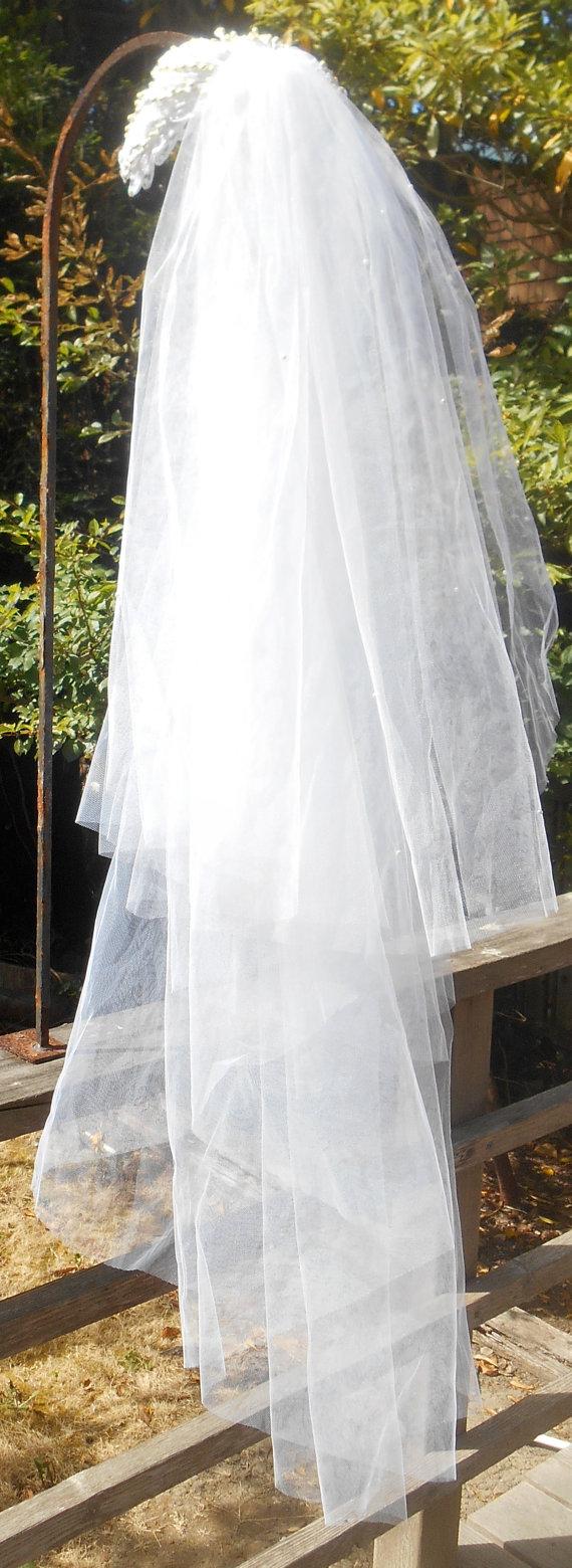 زفاف - Lovely vintage bridal wedding veil, wrapped faux pearl and sequin headpiece, tulle veil with faux pearls, ivory and white, 1950's-'60's era