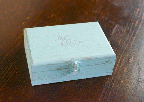 Mariage - Mr. and Mrs. Ring Bearer Box by Burlap and Linen Co.