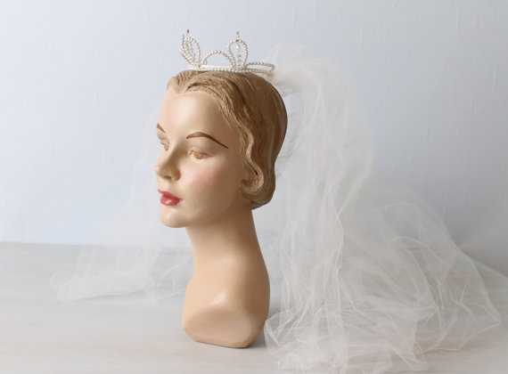 Свадьба - Vintage 1950s Wedding Veil / 50s Wedding Veil / Tiara /  Crown Headpiece / Finger Tip Veil