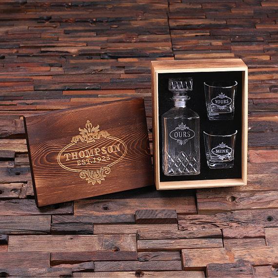 Свадьба - Personalized Engraved Etched Scotch Whiskey Decanter Bottle with Wood Box Groomsmen, Man Cave, Just Married, Christmas Gift for Him