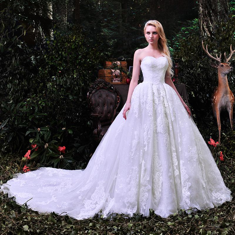 Mariage - 2015 New Style Luxury Beautiful Sweetheart Strapless A-Line Wedding Dresses Tulle Applique Beaded And Lace Chapel Train Bridal Gowns Online with $156.64/Piece on Hjklp88's Store 