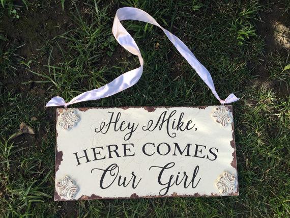 Mariage - Here comes our girl, custom wooden wedding sign