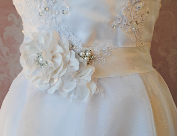 زفاف - Off White Silk Sash, Diamond White Bridal Sash, Wedding Belt with Handmade Flowers, Rhinestones, Pearls and Lace  - GARDENIA