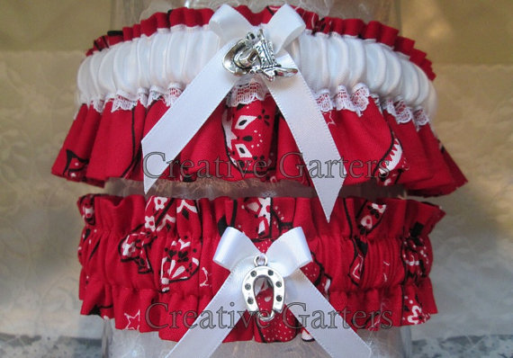 زفاف - Country & Western handkerchief wedding garter set with cowboy boot and cowboy hat charms and a horse shoe charm on the toss garter
