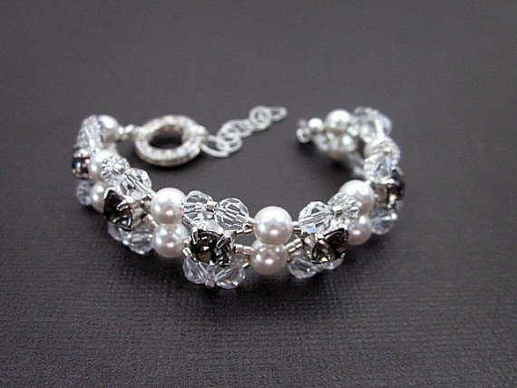 زفاف - Double Strand Bridal Bracelet -- Crystal & White Pearl Bracelet -- Pearl Bride Bracelet -- Unique Bridal Bracelet