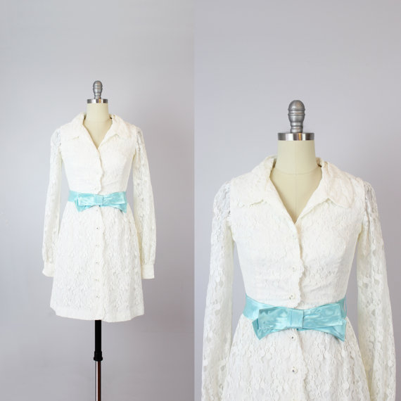 زفاف - vintage 60s short white lace wedding dress / vintage white lace dress / blue satin belt / 60s mod wedding dress