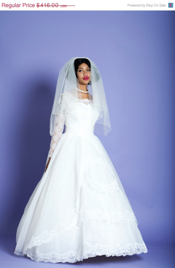 زفاف - CIJ SALE 1950s Vintage Long Sleeve White Wedding Dress, Southern Belle Lace Wedding Gown, Tiered Full Skirt Floor Length, Size Small