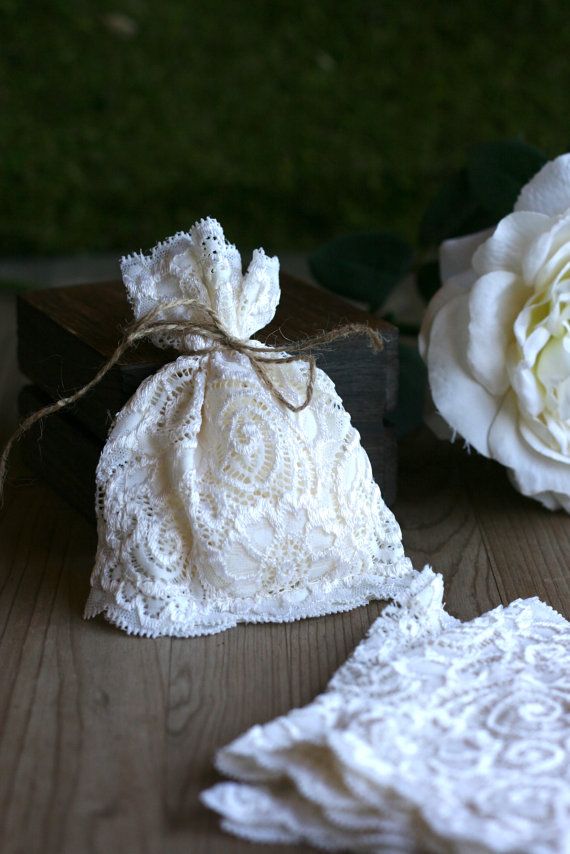 Hochzeit - SaMpLe X1 LaCe Wedding Favor Bags X1, Ivory Lace, Rustic Wedding Favor, Vintage Style Wedding Favor, Lace Favor Bags, Baby Shower Favor Bags