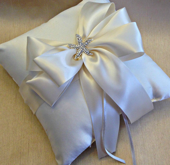Hochzeit - Starfish Wedding Ring Bearer Pillow, Bridal Wedding Ringbearer Pillow, 21 Bow Colors Available, Nautical Ring Bearer Pillow
