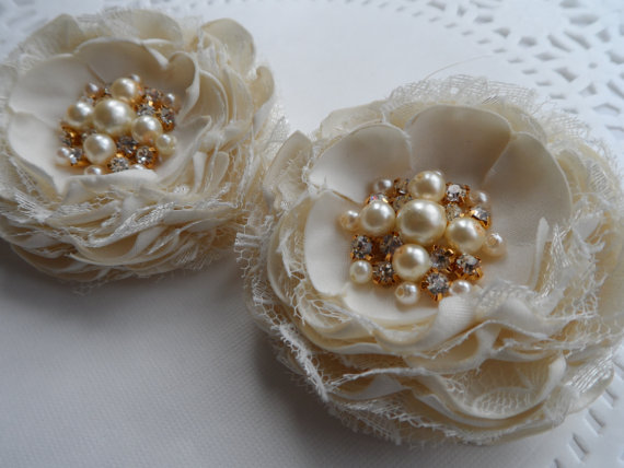 زفاف - Bridal Ivory Hair Clips / Wedding Hair flowers /Bridal Flowers Hair Accessory / Shoe Clips/ Set of 2 Handcrafted Flowers