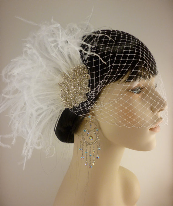 زفاف - Rhinestone Bridal Feather Fascinator, White Feather Fascinator, Bridal Headpiece, Rhinestone Hair clip, Wedding Veil - Hollywood Style