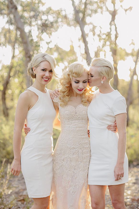 Mariage - Bridesmaids In White And 5 Styling Tips