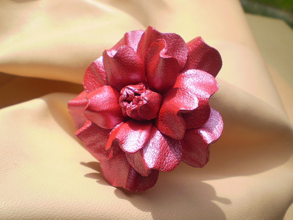 Hochzeit - Leather flower Pauline.