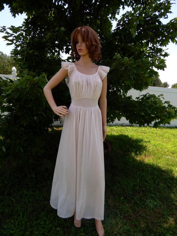 زفاف - Vintage Pastel Peach Nightgown Vanity Fair, Blushing Peach Nylon Nightgown Frilly Ruffle Collar Pleats, Vintage Nylon Lingerie Bridal